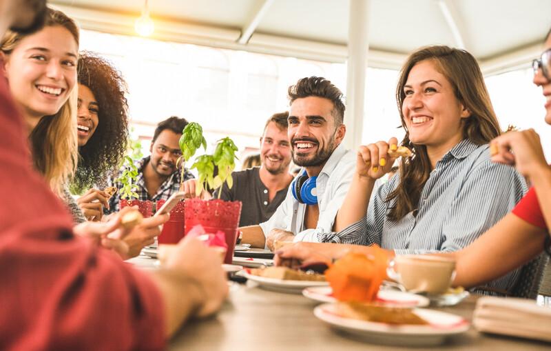 Séjour linguistique Brésil, amis au restaurant