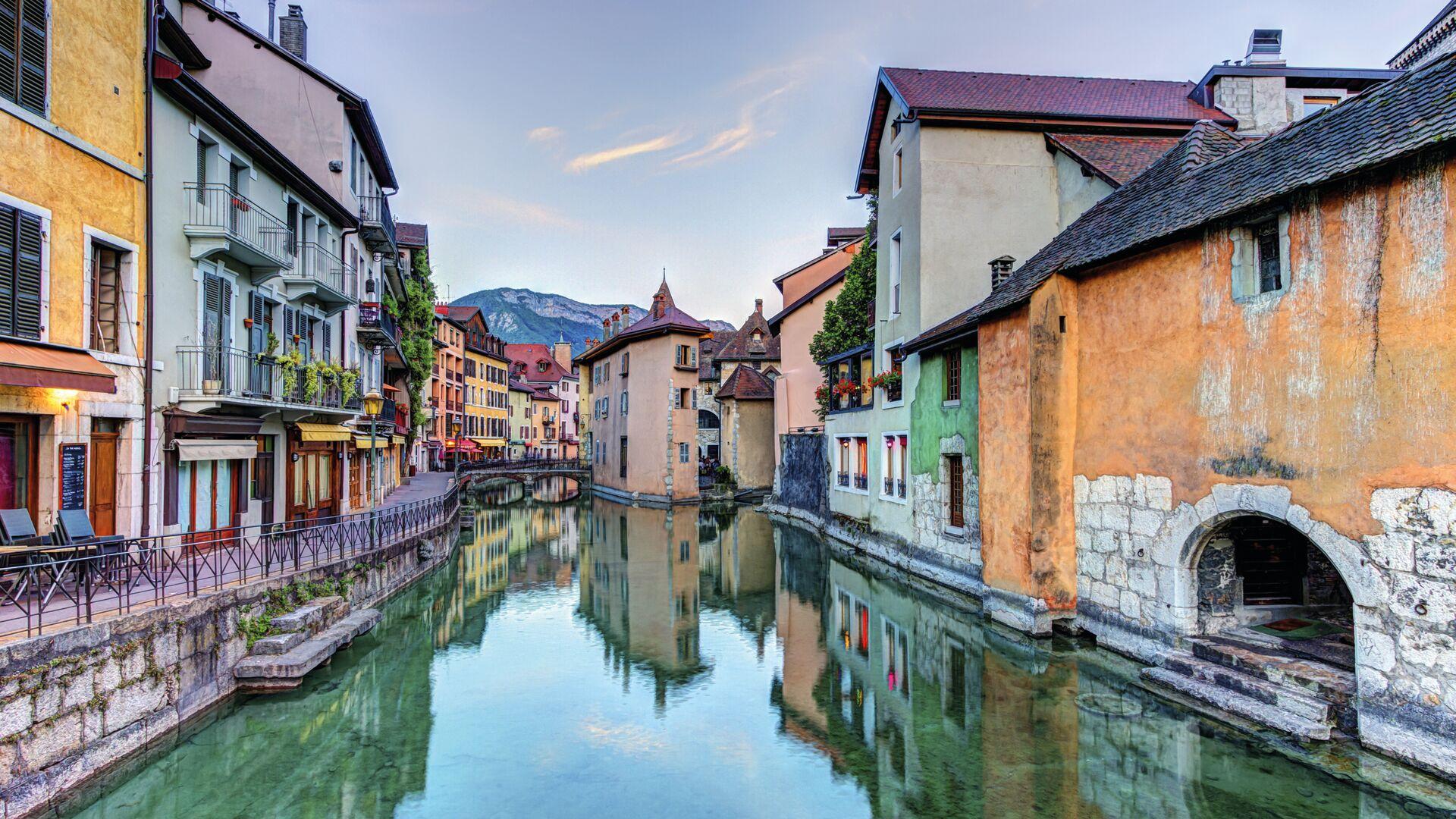 Quai de l'Ile and canal in Annecy old city with colorful houses, France, HDR