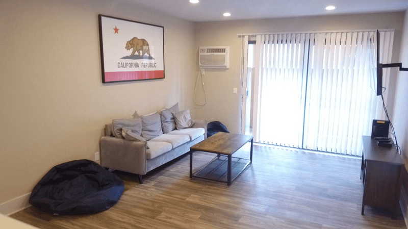 Sprachaufenthalt USA, San Diego - CEL Pacific Beach - Unterkunft - Apartment - Wohnzimmer